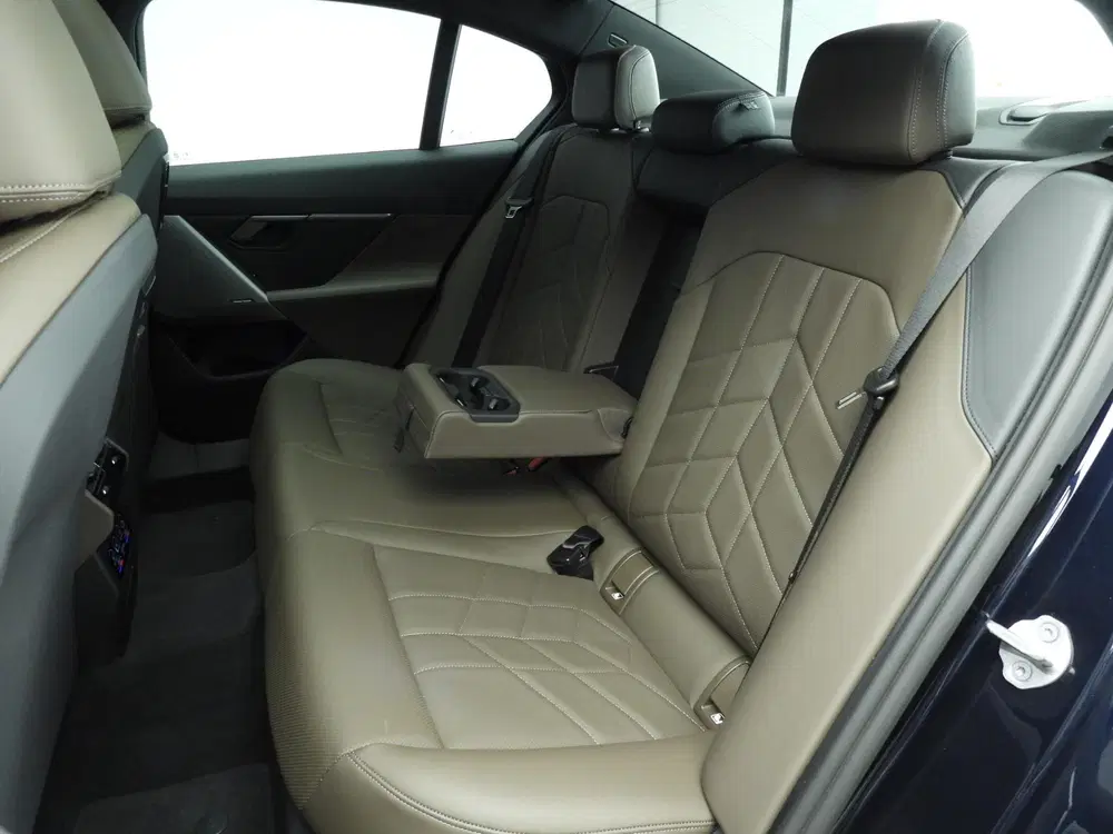 BMW i5 Sedan eDrive40 uit 2025, foto 8