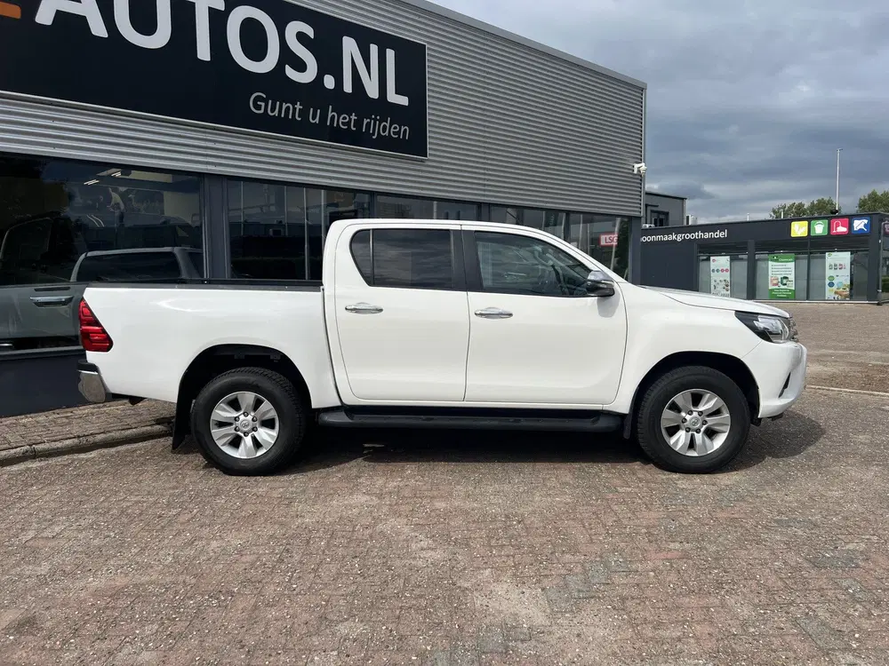 Toyota Hilux 2.4 D-4D-F Double Cab Professional (bj 202 uit 2020, foto 2