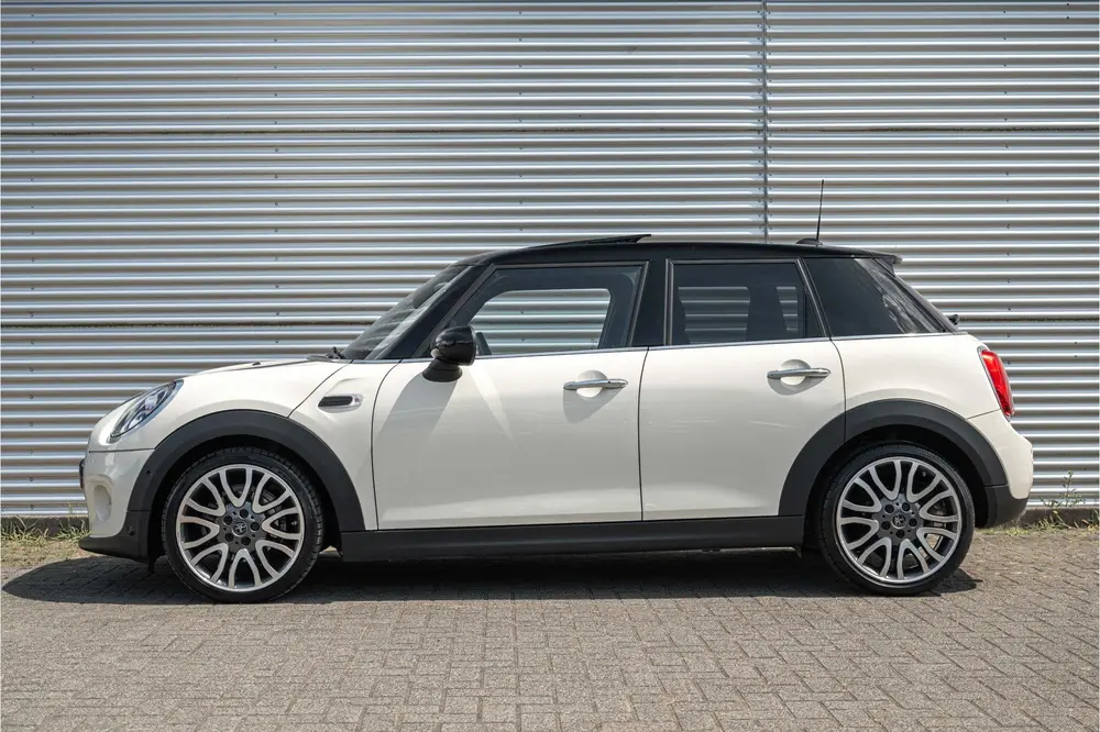 Mini Hatchback Cooper Chili Automaat uit 2019, foto 2