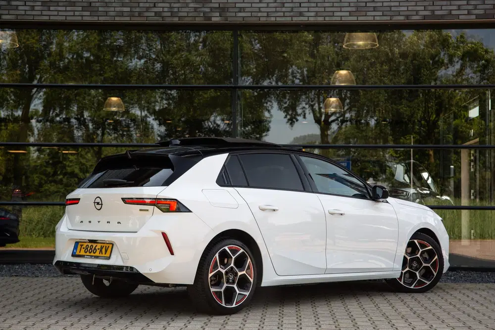 Opel Astra 1.6 Hybrid GS Line uit 2022, foto 2
