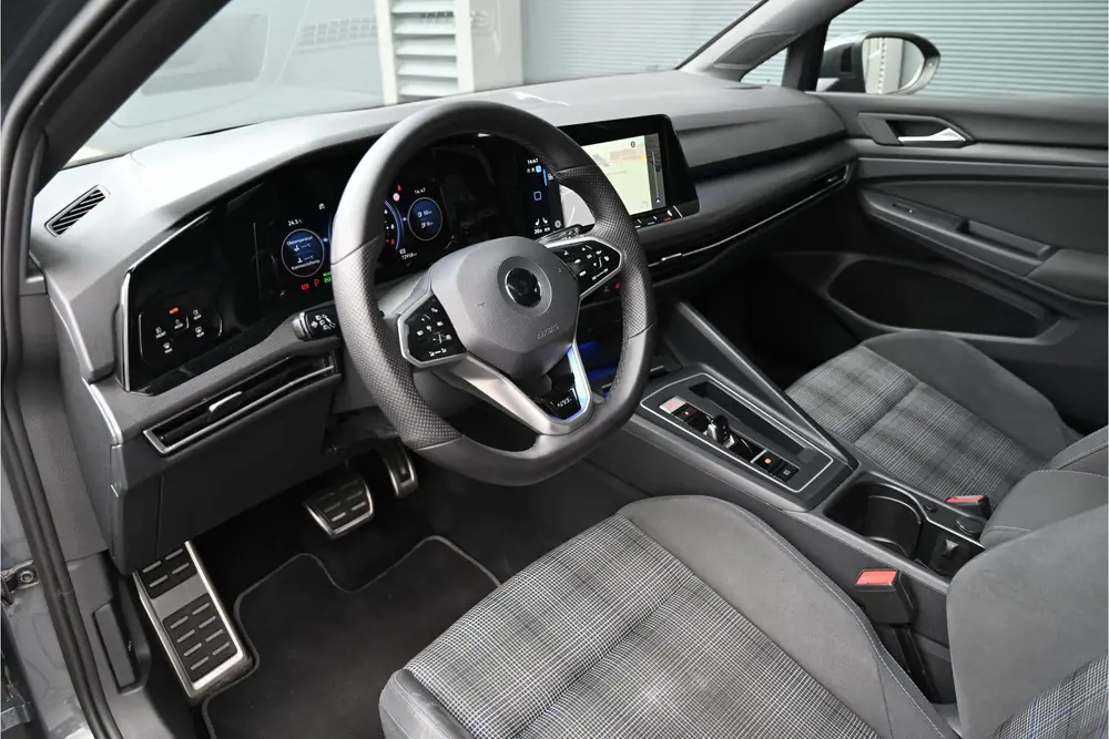 Volkswagen Golf 1.4 GTE 245 PK / PANO / IQ LIGHTS / HEAD UP uit 2021, foto 9