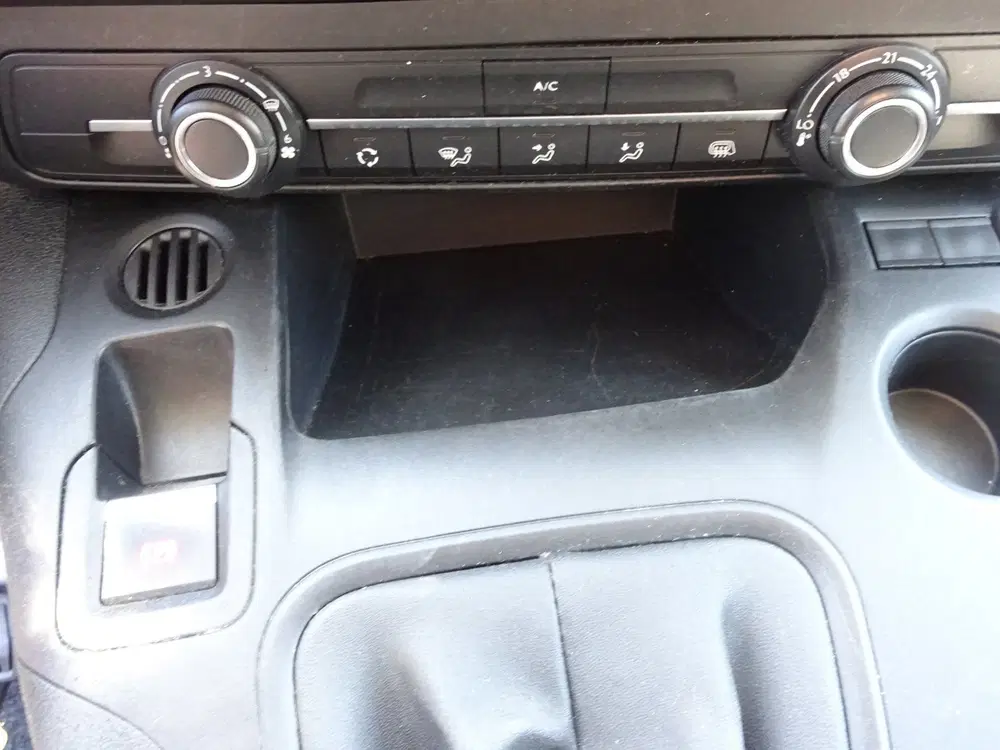 Peugeot Partner 1.2 PureTech Pro BENZINE AIRCO NAVI CRUISE uit 2022, foto 13