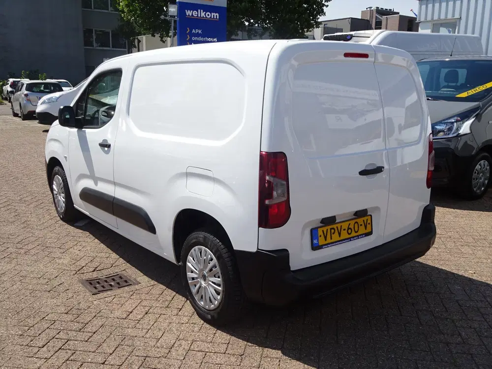 Peugeot Partner 1.2 PureTech Pro BENZINE AIRCO NAVI CRUISE uit 2022, foto 3