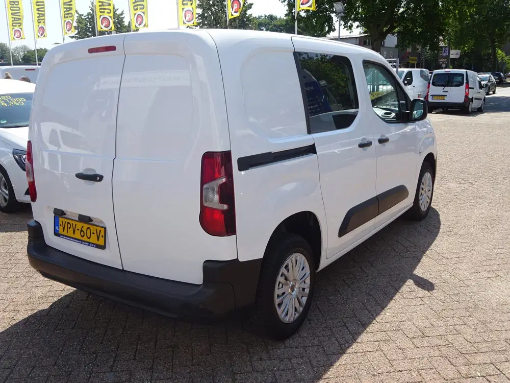 Peugeot Partner 1.2 PureTech Pro BENZINE AIRCO NAVI CRUISE uit 2022, foto 4