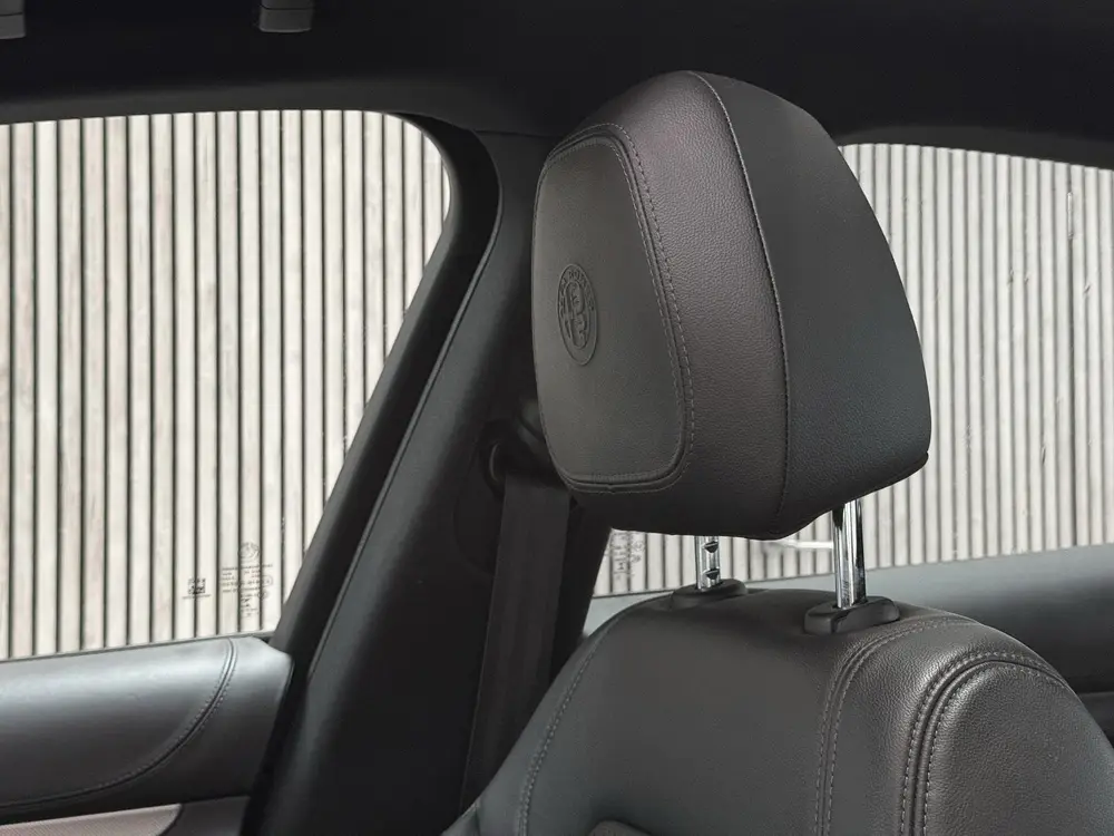 Alfa Romeo Stelvio 2.0 T AWD Veloce 280 PK - FACELIFT - PANO uit 2020, foto 18