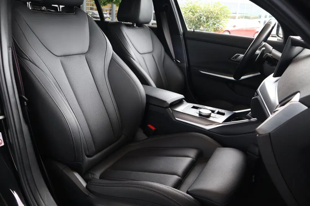 BMW 3-serie 330e xDrive uit 2023, foto 10