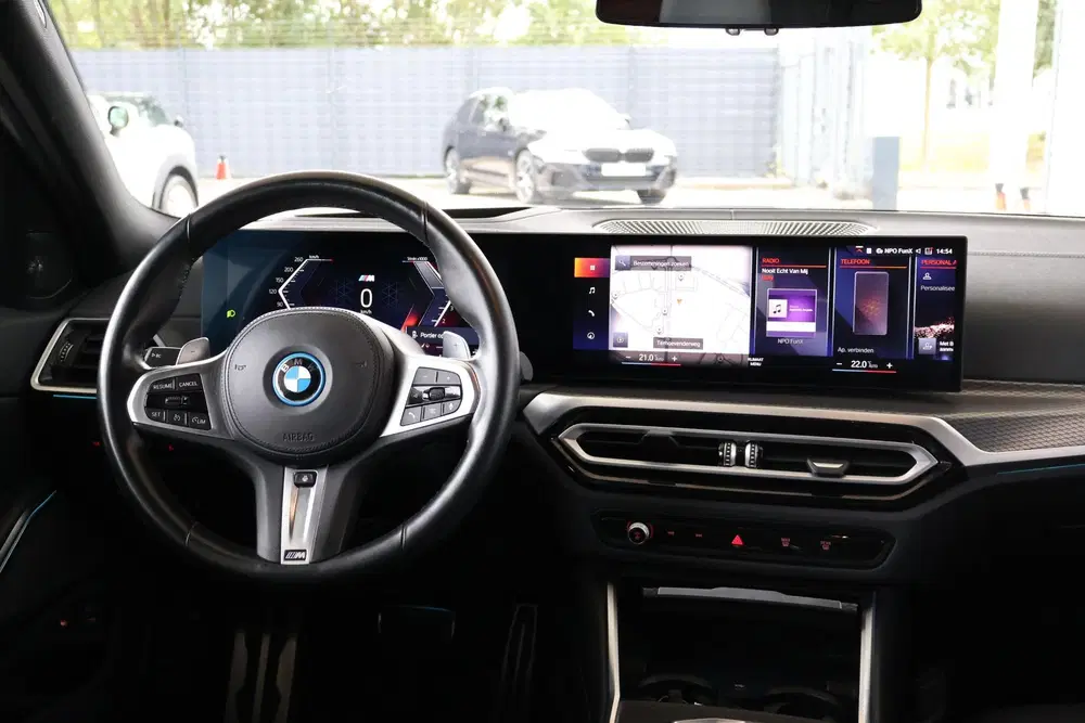 BMW 3-serie 330e xDrive uit 2023, foto 13
