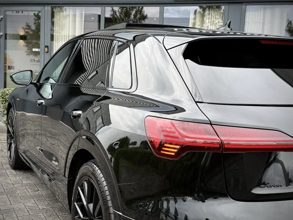 Audi e-tron 55 quattro S Line Black Edition uit 2023, foto 11