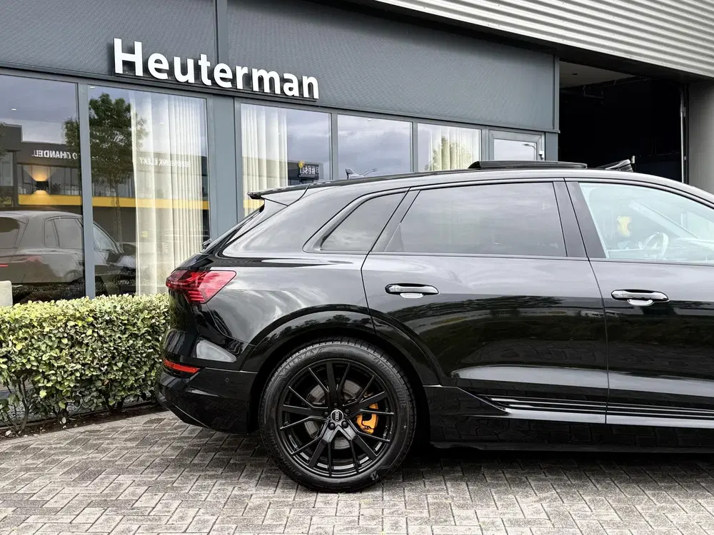 Audi e-tron 55 quattro S Line Black Edition uit 2023, foto 13