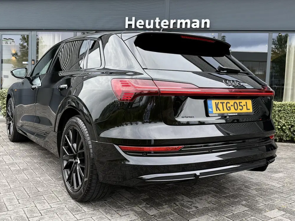 Audi e-tron 55 quattro S Line Black Edition uit 2023, foto 2