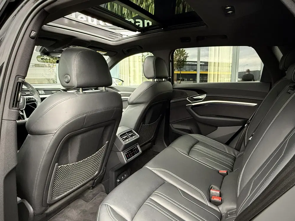 Audi e-tron 55 quattro S Line Black Edition uit 2023, foto 4