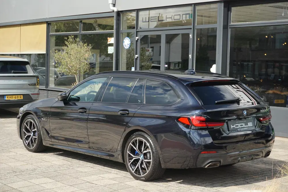 BMW 5-serie 530e High Executive uit 2022, foto 2