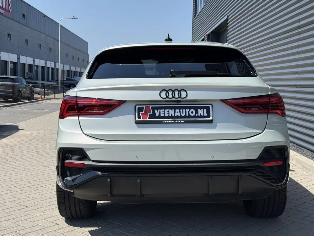 Audi Q3 45 TFSI e S-LINE Matrix uit 2022, foto 19
