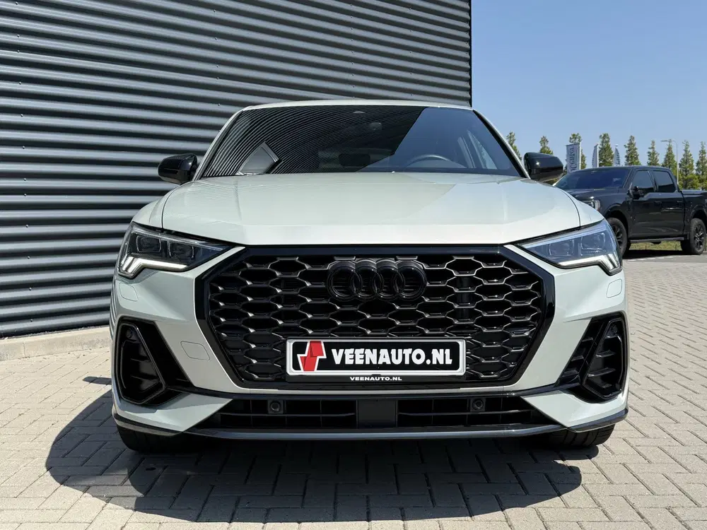 Audi Q3 45 TFSI e S-LINE Matrix uit 2022, foto 2