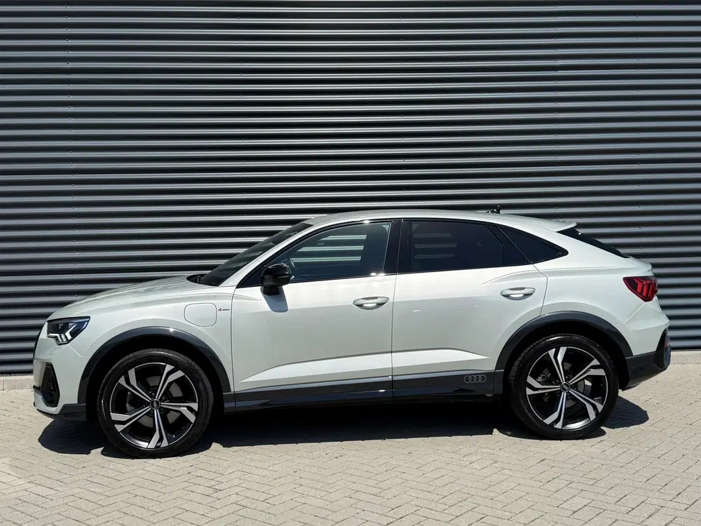 Audi Q3 45 TFSI e S-LINE Matrix uit 2022, foto 4