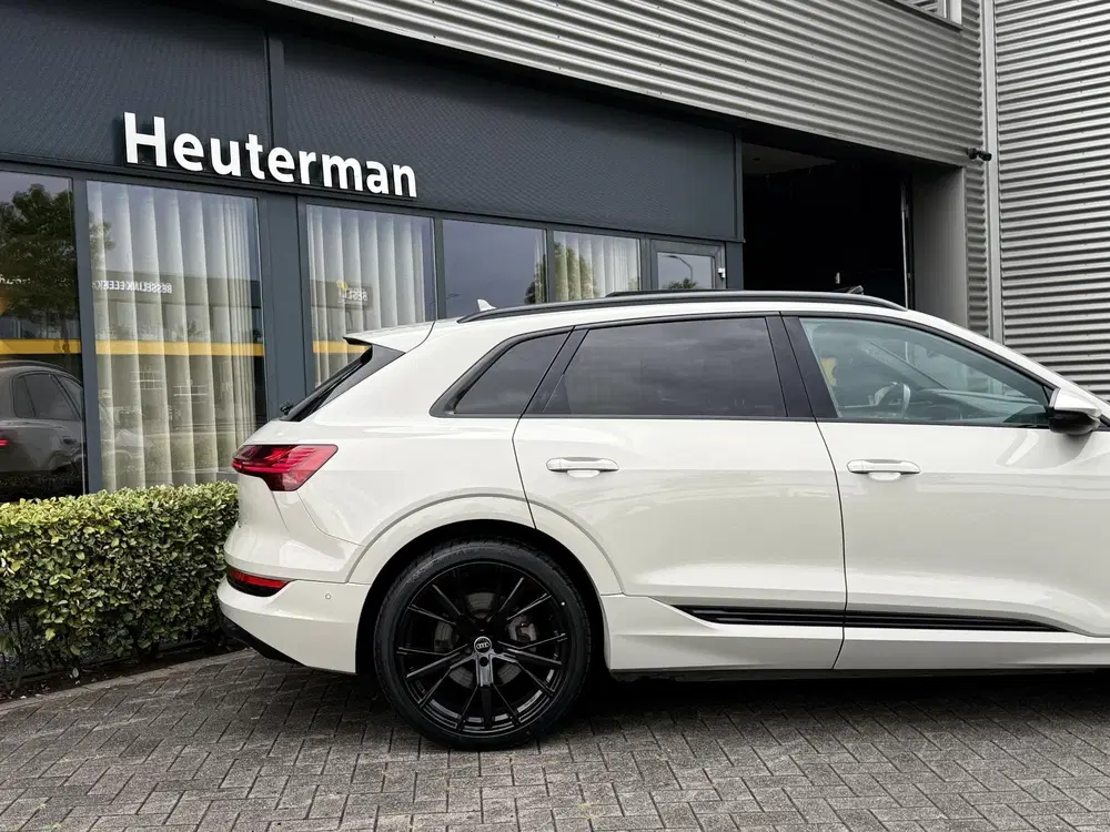 Audi e-tron 50 Quattro S line Black Edition uit 2022, foto 16