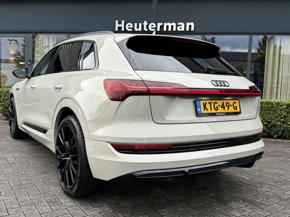 Audi e-tron 50 Quattro S line Black Edition uit 2022, foto 2