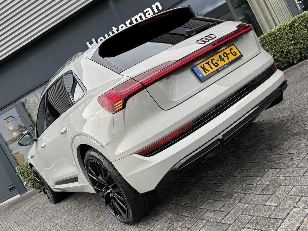 Audi e-tron 50 Quattro S line Black Edition uit 2022, foto 8