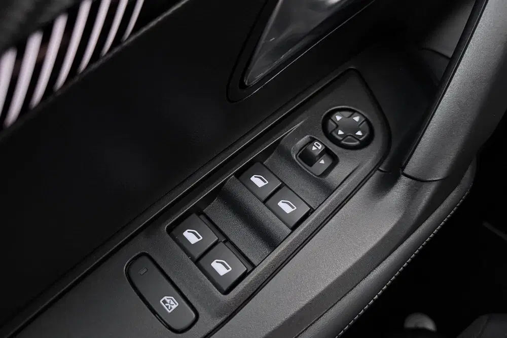Peugeot 2008 158 PK Aut. Hybrid Allure Half-Leder Clima uit 2025, foto 14