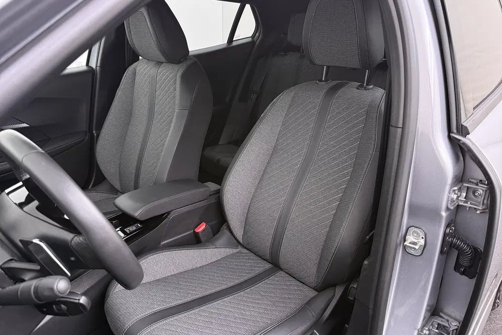 Peugeot 2008 158 PK Aut. Hybrid Allure Half-Leder Clima uit 2025, foto 7