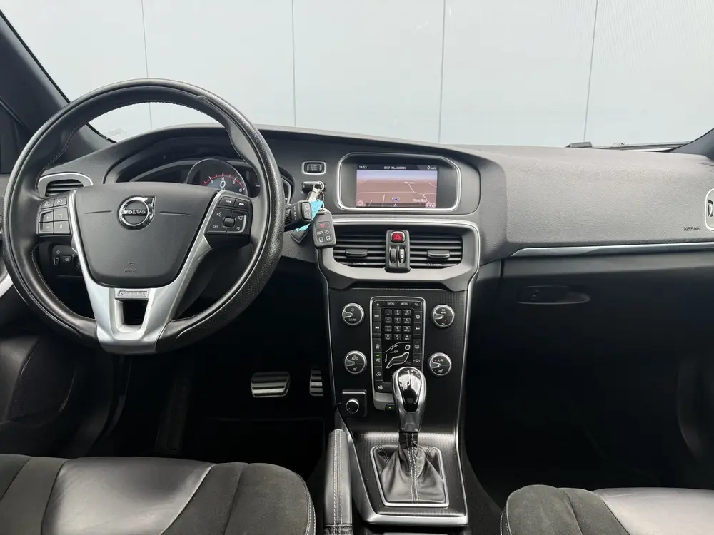 Volvo V40 1.5 T3 Polar+ Sport Automaat R-Design/Pano/Navigat uit 2019, foto 2