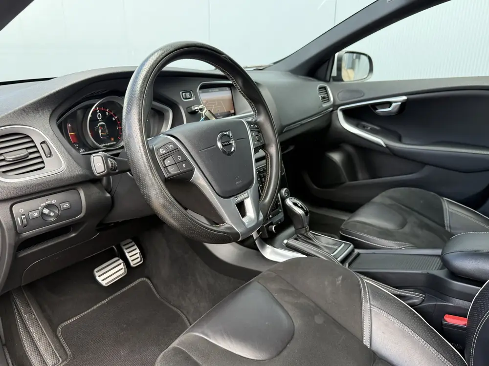 Volvo V40 1.5 T3 Polar+ Sport Automaat R-Design/Pano/Navigat uit 2019, foto 8