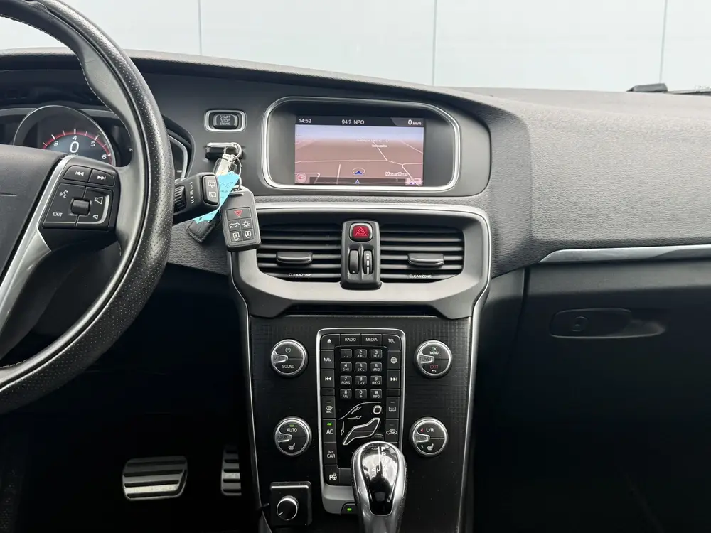 Volvo V40 1.5 T3 Polar+ Sport Automaat R-Design/Pano/Navigat uit 2019, foto 9