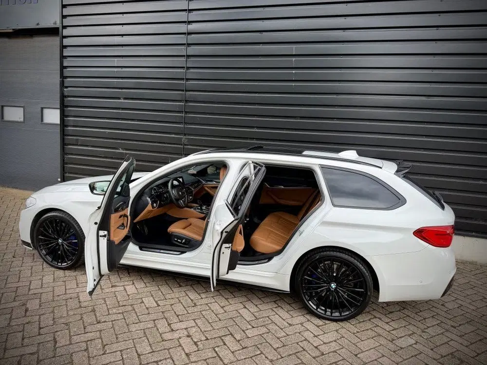 BMW 5-serie 5 Serie Touring 540i xDrive M-PERF. PANO uit 2020, foto 18