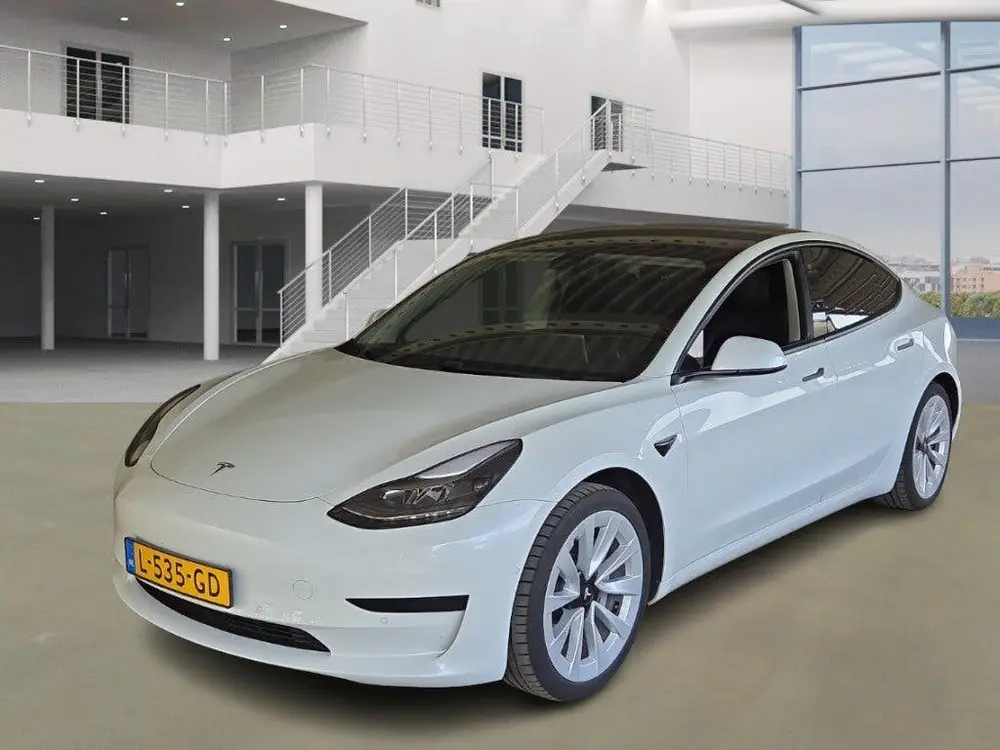 Tesla Model 3 uit 2021, foto 2