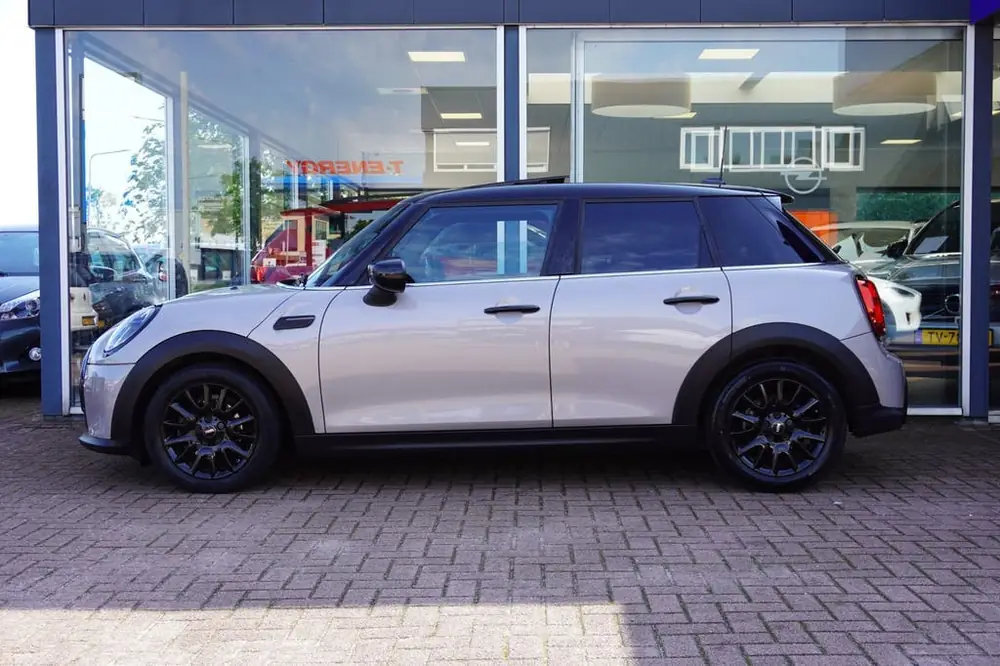 Mini Cooper 5-Deurs 1.5 Cooper Business Edition Automaat | Airco | uit 2022, foto 2