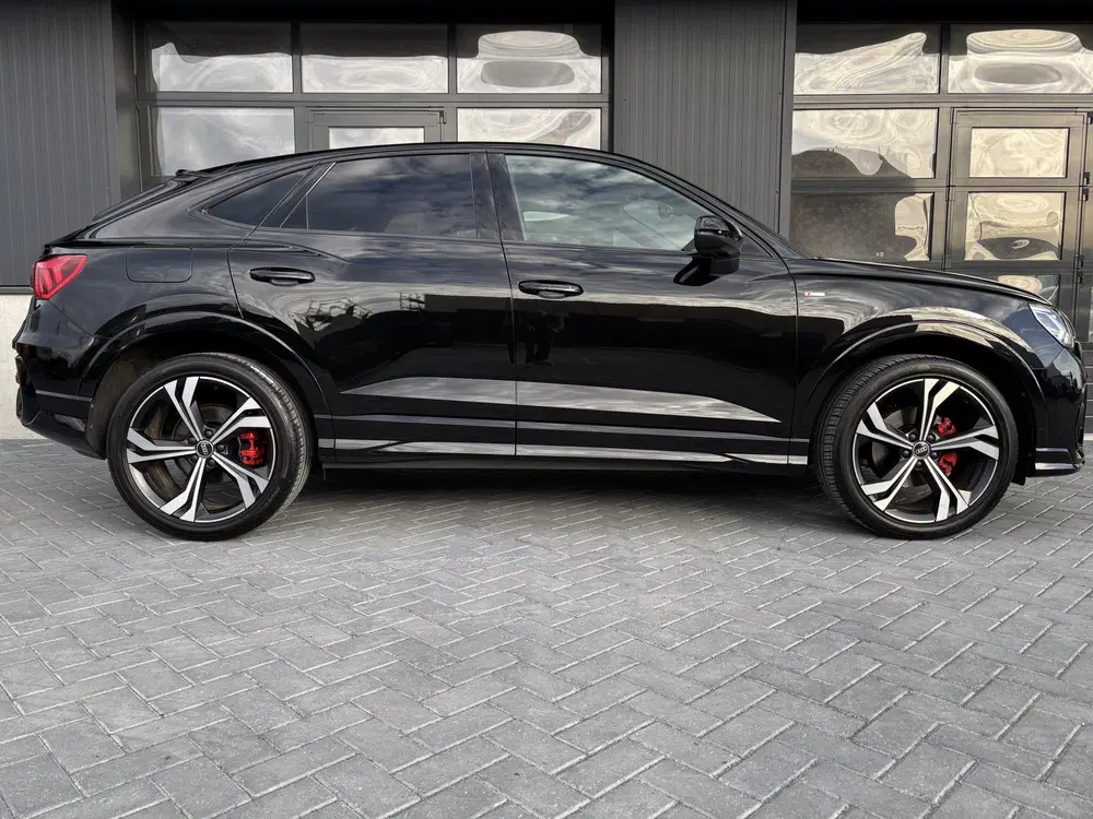 Audi Q3 35 TFSI S-Line Black Pano (bj 2022) uit 2022, foto 2