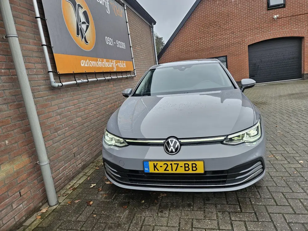 Volkswagen Golf 1.5 eTSI Style (bj 2020, automaat) uit 2020, foto 2