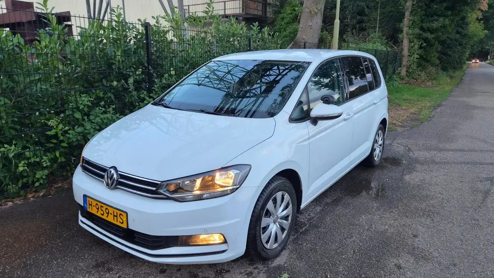 Volkswagen Touran 2.0 TDI 150pk DSG 2020 Wit uit 2020