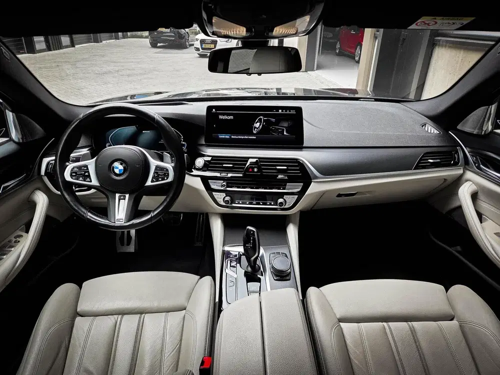 BMW 5-serie 545e xDrive M-Sport uit 2021, foto 2