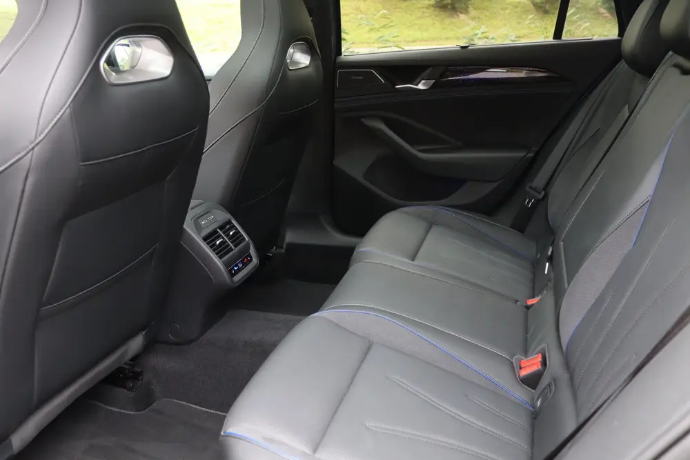 Volkswagen Passat 1.5 eHybrid 272PK R-Line Black Sty uit 2025, foto 9