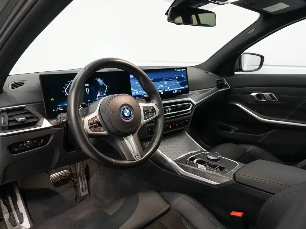BMW 3-serie 3 Serie Touring 330e M-Sport uit 2023, foto 2
