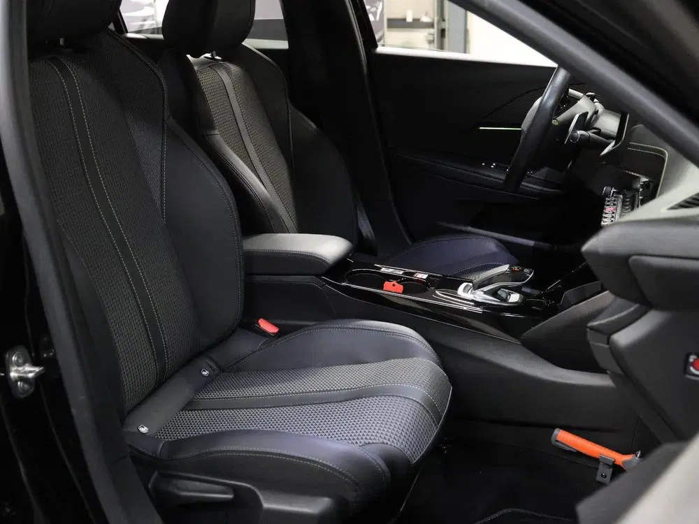 Peugeot 208 1.2 130PK GT uit 2021, foto 10