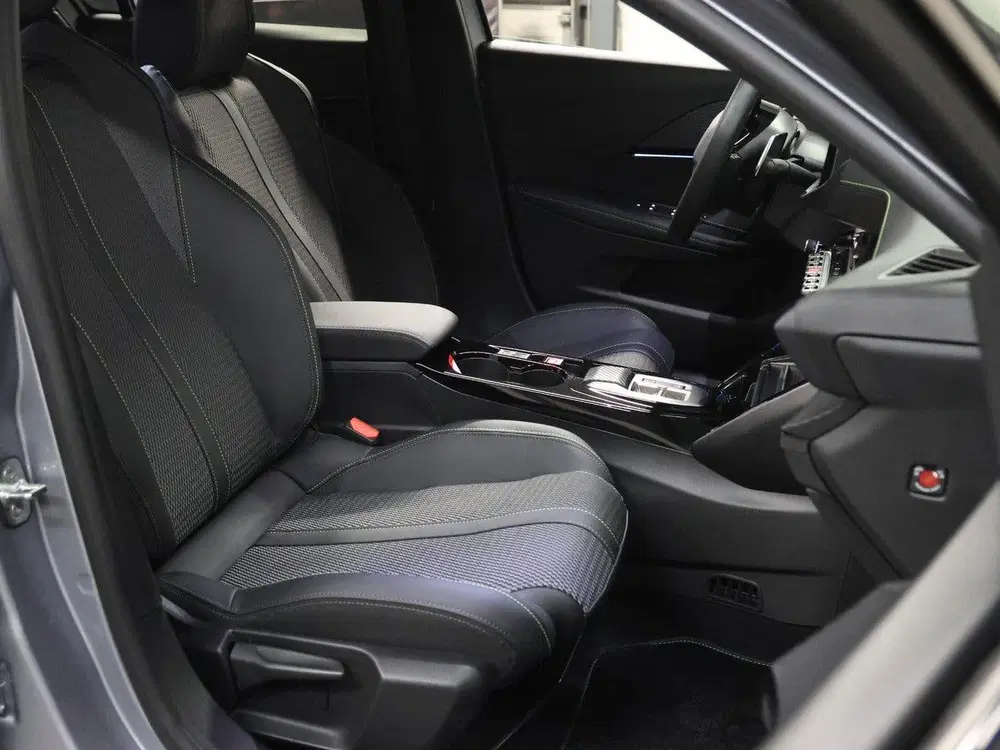 Peugeot 208 Hybrid 110PK GT uit 2025, foto 10