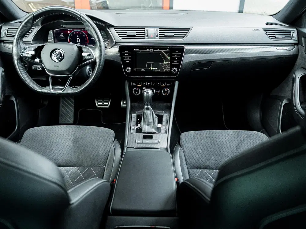 Skoda Superb 1.5 TSI ACT Limited Sportline uit 2022, foto 2
