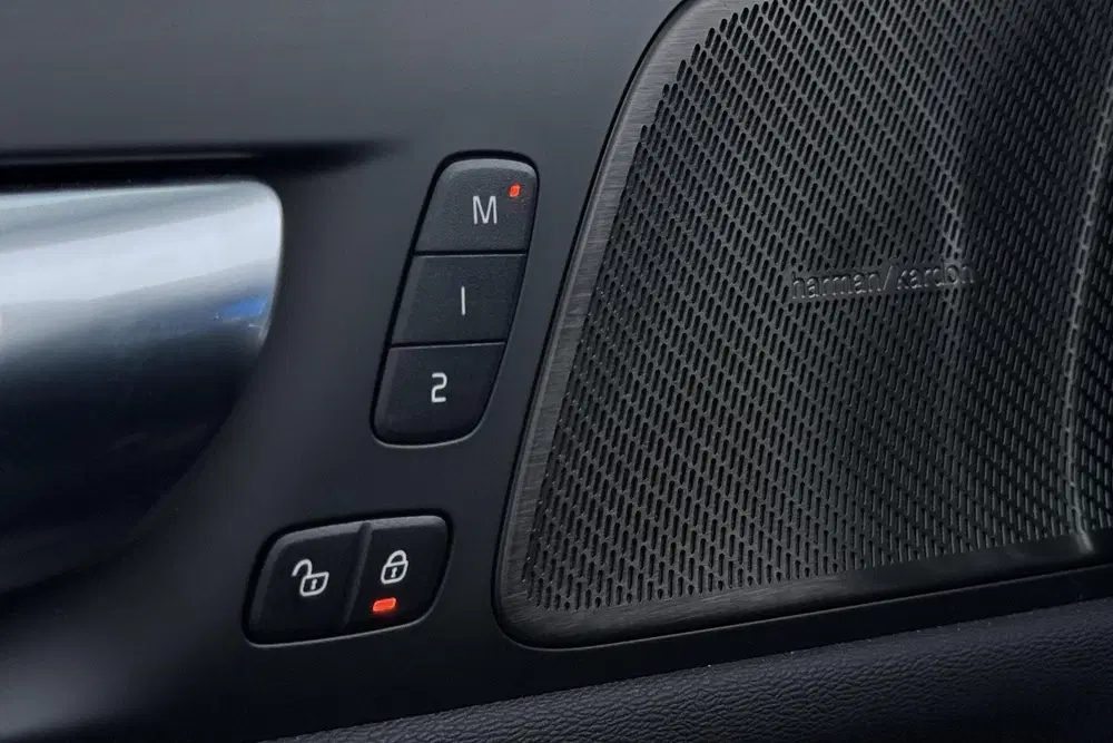 Volvo V60 T8 Plus Dark uit 2025, foto 13