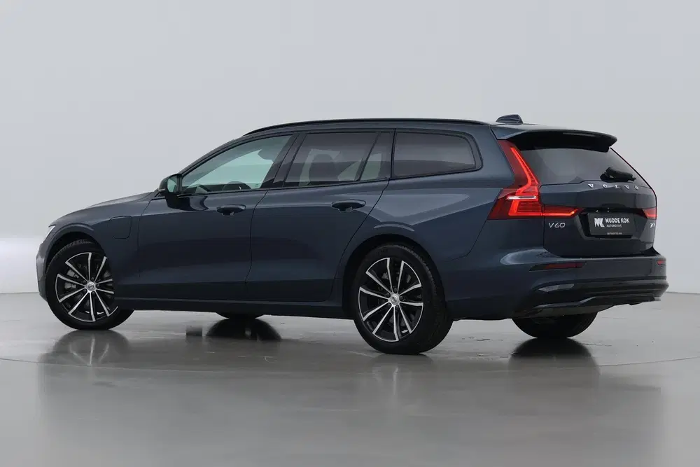 Volvo V60 T8 Plus Dark uit 2025, foto 2