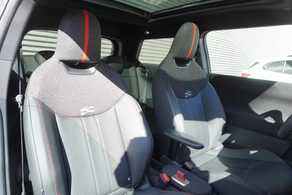 Mini John Cooper Works Cooper E John Cooper Works uit 2024, foto 8