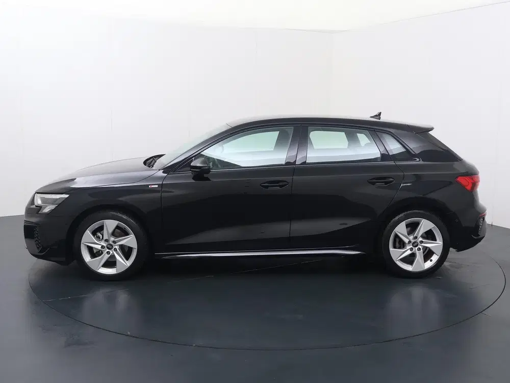 Audi A3 35 TFSI S edition uit 2022, foto 2