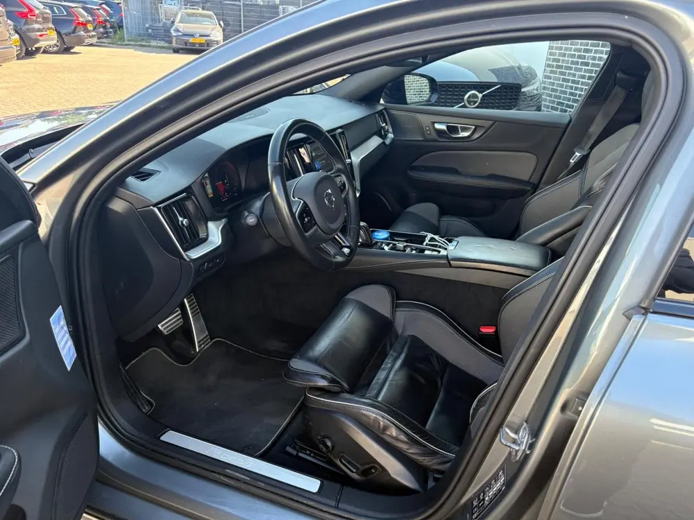Volvo V60 2.0 T8 Twin Engine AWD R-Design uit 2019, foto 5