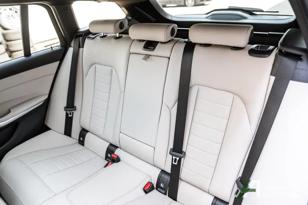 BMW 3-serie 330i xDrive High Executive M-Sport uit 2021, foto 10
