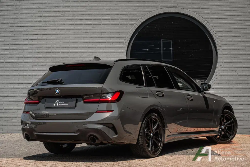 BMW 3-serie 330i xDrive High Executive M-Sport uit 2021, foto 2
