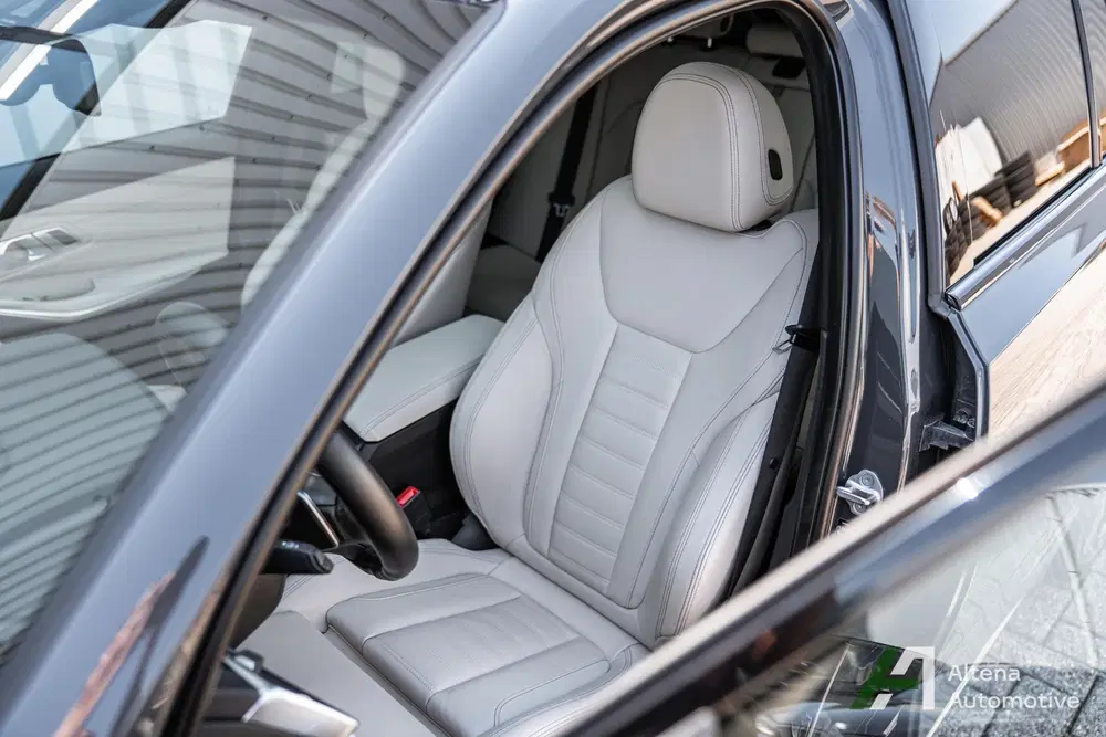 BMW 3-serie 330i xDrive High Executive M-Sport uit 2021, foto 6