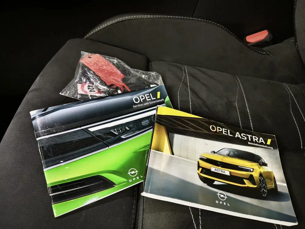 Opel Astra 1.6 Hybrid Elegance uit 2022, foto 14