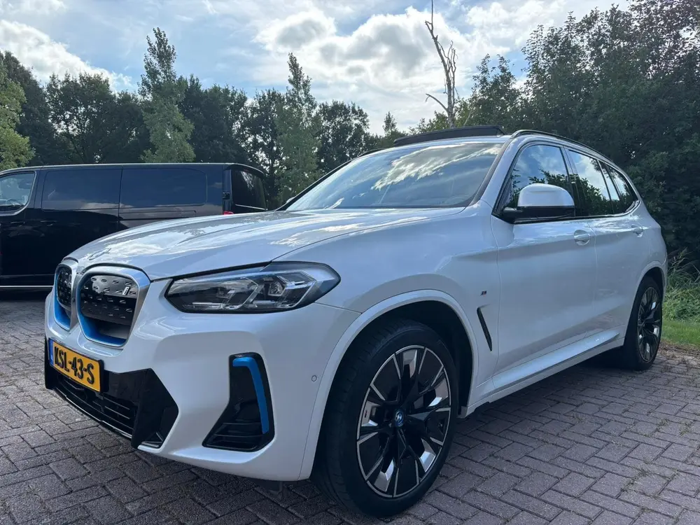 BMW iX3 High Executive 80 kWh 285 PK uit 2023, foto 2