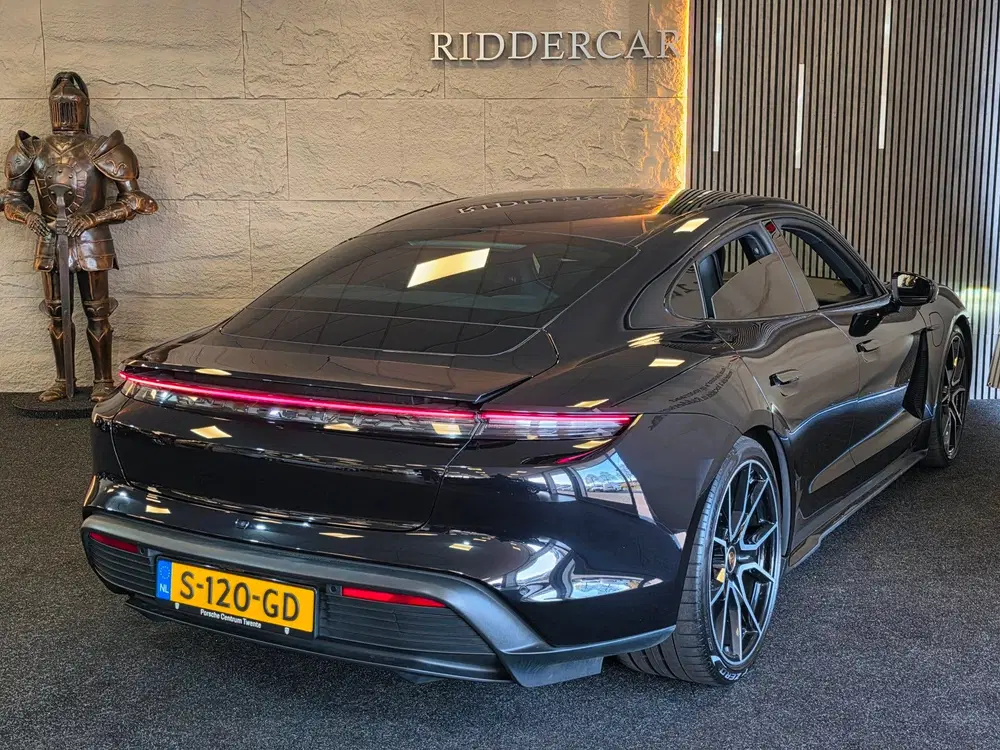 Porsche Taycan Performance 93 kWh uit 2023, foto 2